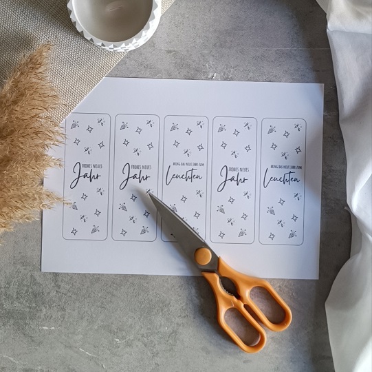 Flach gelegte DIY-Wunderkerzen-Karte mit Naturgarn, Kerze und Stoffdeko auf hellem Untergrund – kreative Bastelidee mit Wohlfühl-Charme.