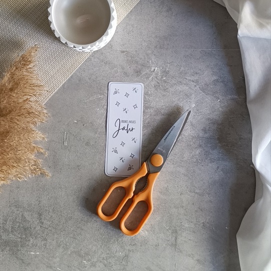 Flach gelegte DIY-Wunderkerzen-Karte mit Naturgarn, Kerze und Stoffdeko auf hellem Untergrund – kreative Bastelidee mit Wohlfühl-Charme.