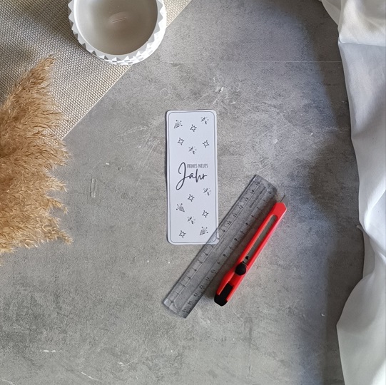Flach gelegte DIY-Wunderkerzen-Karte mit Naturgarn, Kerze und Stoffdeko auf hellem Untergrund – kreative Bastelidee mit Wohlfühl-Charme.