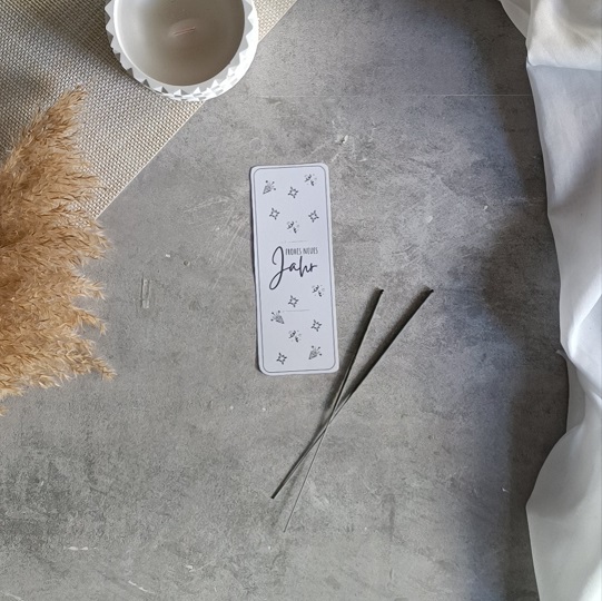 Flach gelegte DIY-Wunderkerzen-Karte mit Naturgarn, Kerze und Stoffdeko auf hellem Untergrund – kreative Bastelidee mit Wohlfühl-Charme.