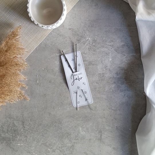 Flach gelegte DIY-Wunderkerzen-Karte mit Naturgarn, Kerze und Stoffdeko auf hellem Untergrund – kreative Bastelidee mit Wohlfühl-Charme.