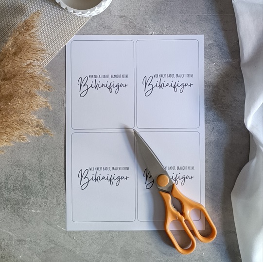 DIY-Flatlay mit Badesalz-Karte, Duftkerze, Jutegarn und Deko auf hellem Untergrund – kreative Geschenkidee zum Entspannen.