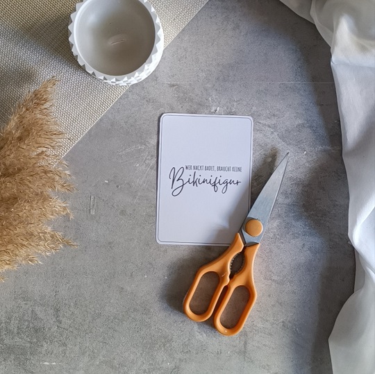 DIY-Flatlay mit Badesalz-Karte, Duftkerze, Jutegarn und Deko auf hellem Untergrund – kreative Geschenkidee zum Entspannen.