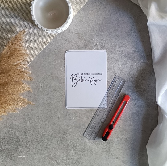 DIY-Flatlay mit Badesalz-Karte, Duftkerze, Jutegarn und Deko auf hellem Untergrund – kreative Geschenkidee zum Entspannen.