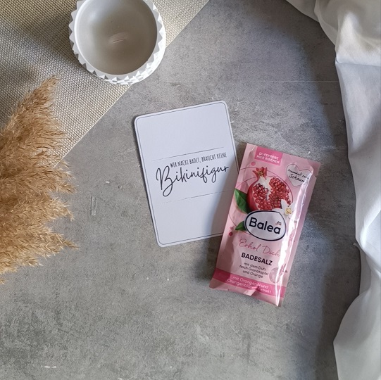 DIY-Flatlay mit Badesalz-Karte, Duftkerze, Jutegarn und Deko auf hellem Untergrund – kreative Geschenkidee zum Entspannen.