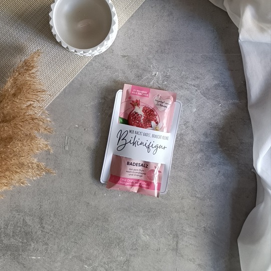 DIY-Flatlay mit Badesalz-Karte, Duftkerze, Jutegarn und Deko auf hellem Untergrund – kreative Geschenkidee zum Entspannen.